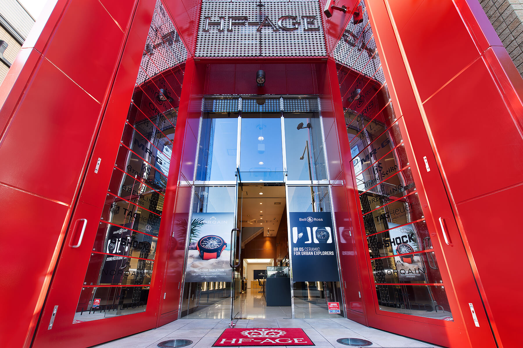 赤い外観が印象的なHF-AGE 高崎店のエントランス