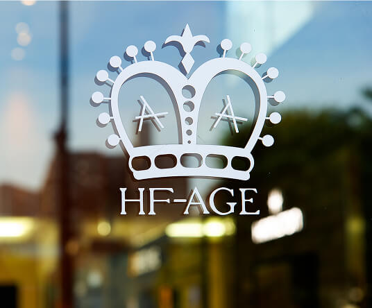 HF-AGEのロゴが入った店舗ガラス
